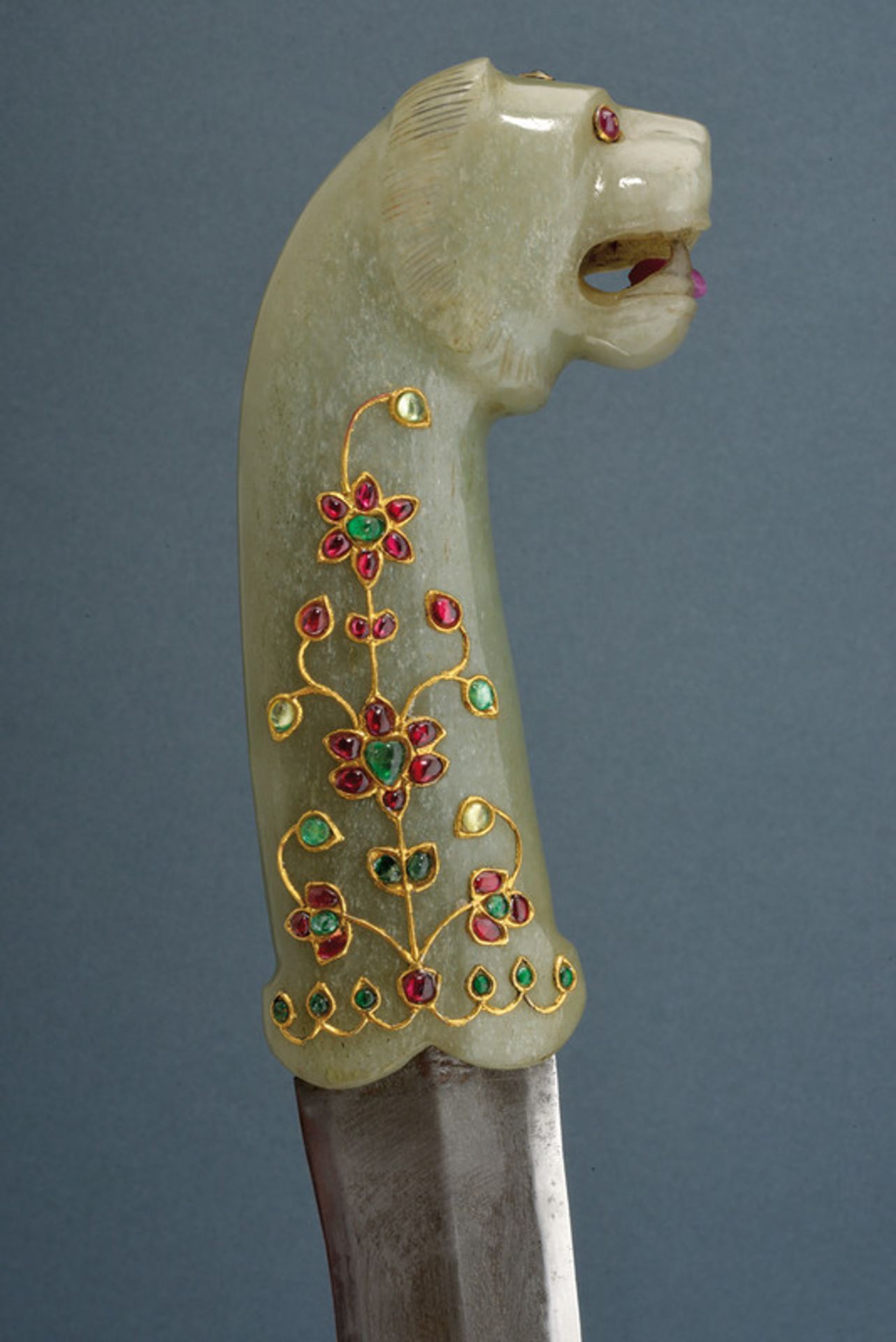 A jade hilted dagger decorated with stones and gold - Bild 7 aus 9