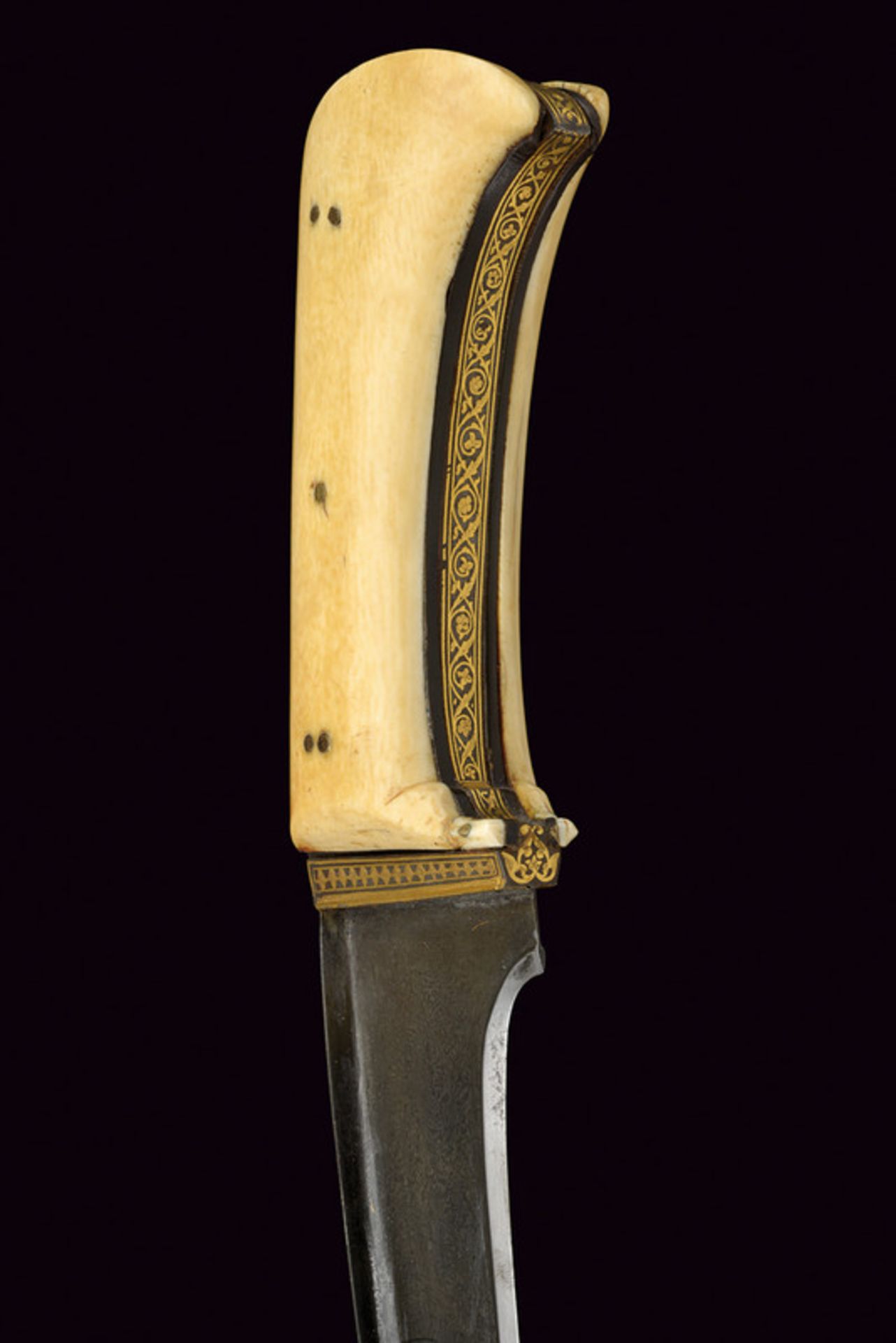 A beautiful pesh-kabz dating: circa 1800 provenance: Indopersia Curved, single-and false-edged blade - Image 6 of 8