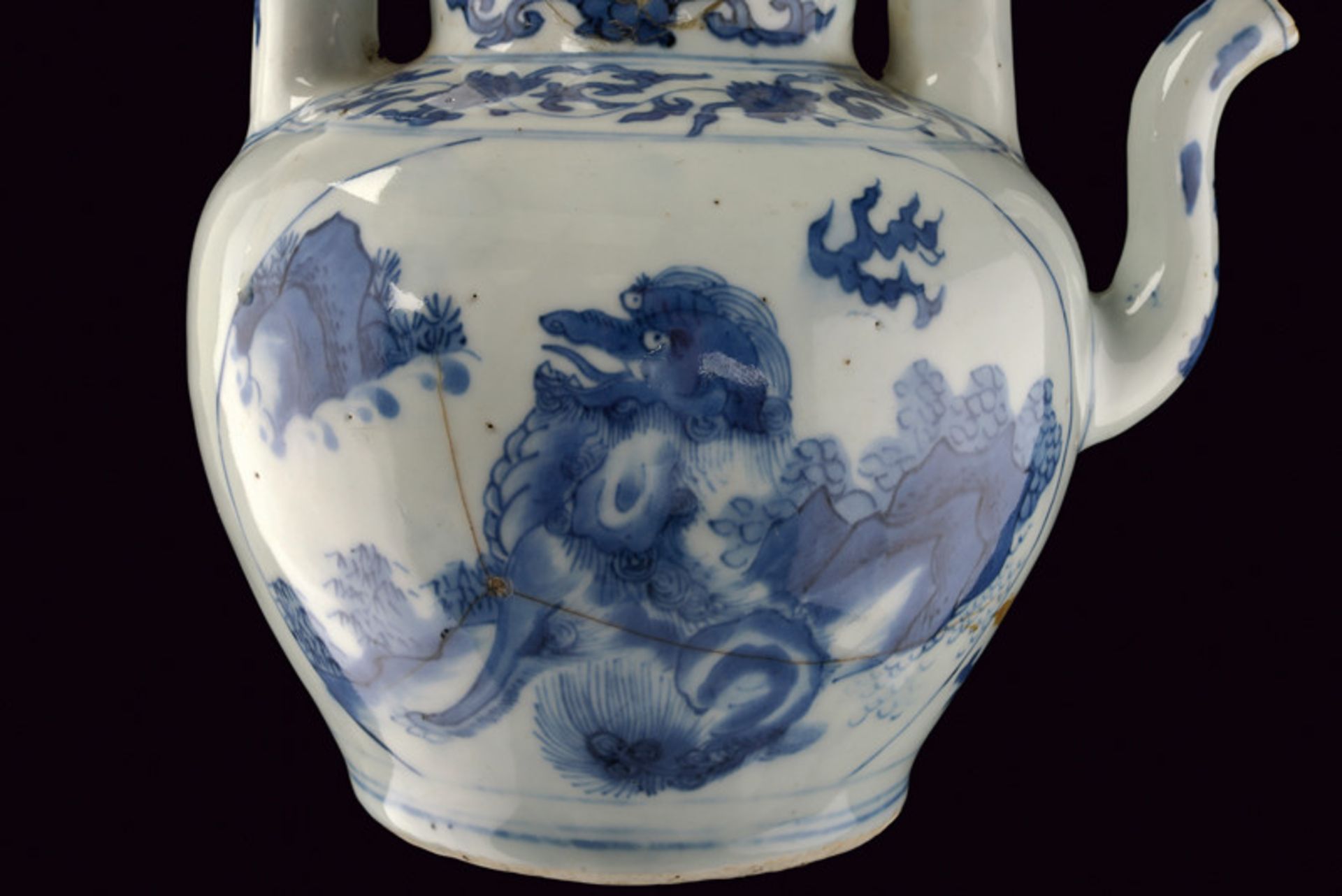 A beautiful and rare blu and white porcelain tea pot dating: 17th Century provenance: China Zigzag - Image 3 of 6