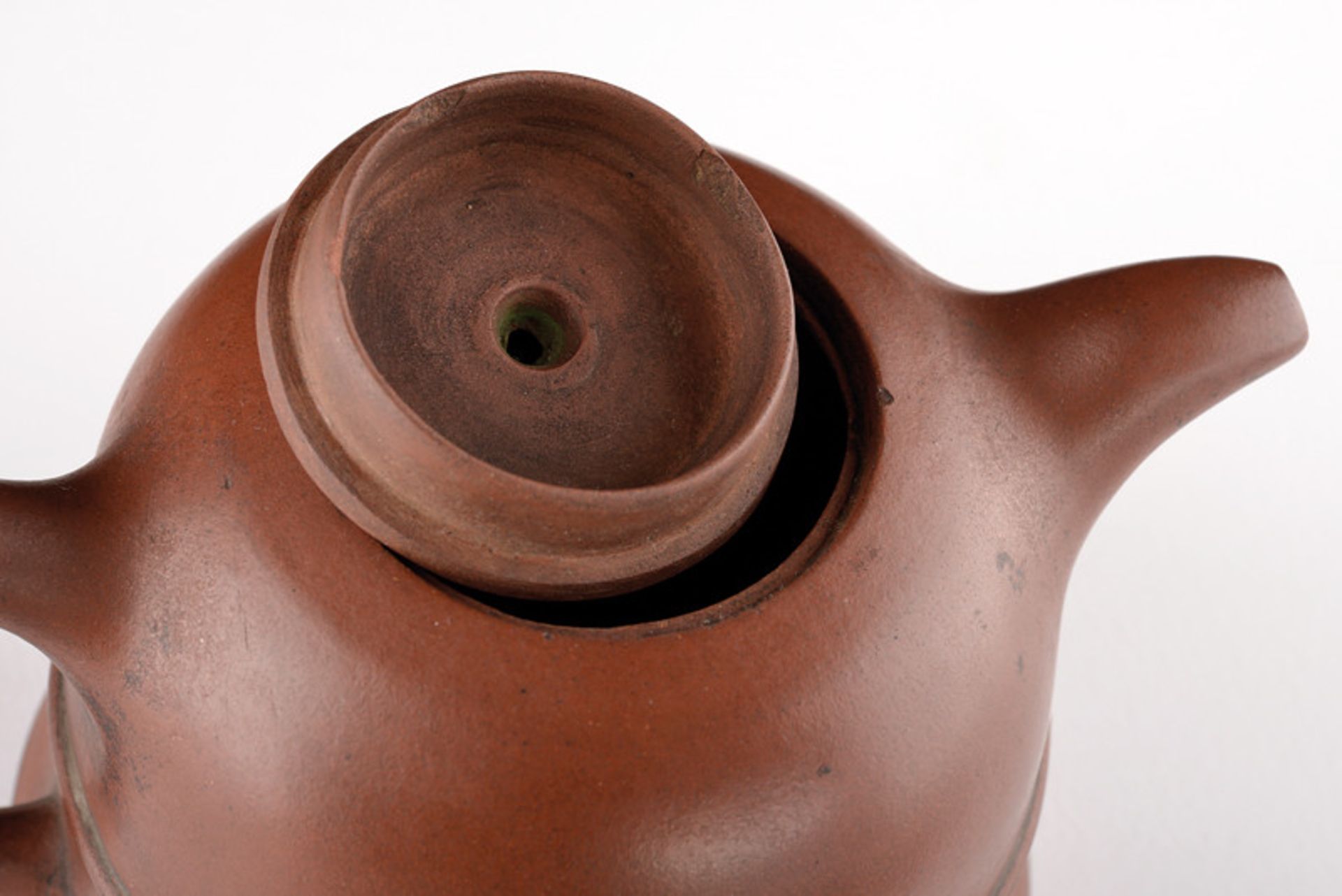 A fine Yixing tea pot dating: 19th Century provenance: China Elegant, bell shape; a relieved band - Image 4 of 4