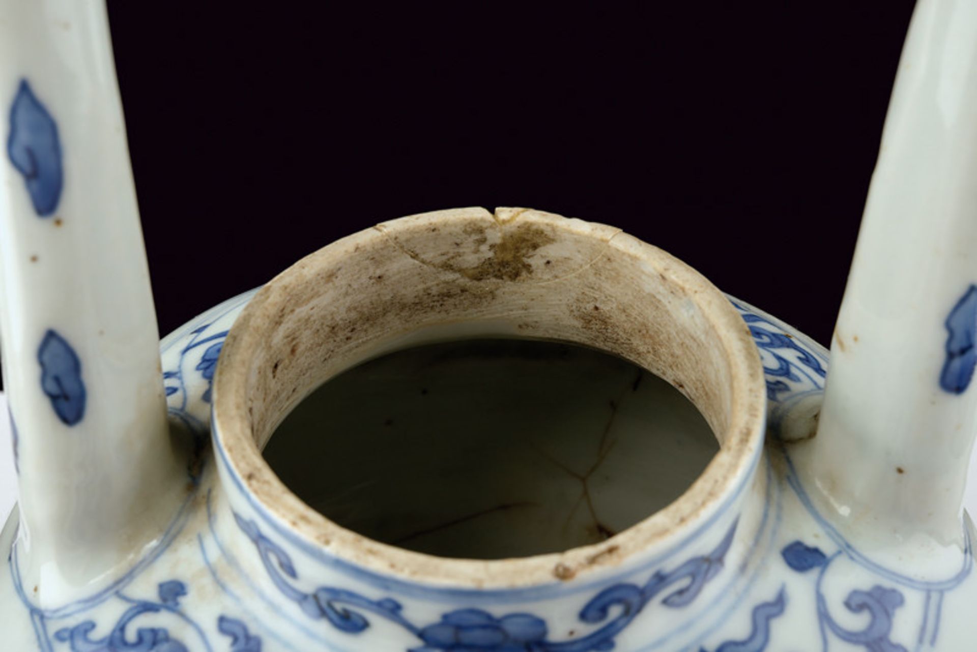 A beautiful and rare blu and white porcelain tea pot dating: 17th Century provenance: China Zigzag - Image 5 of 6