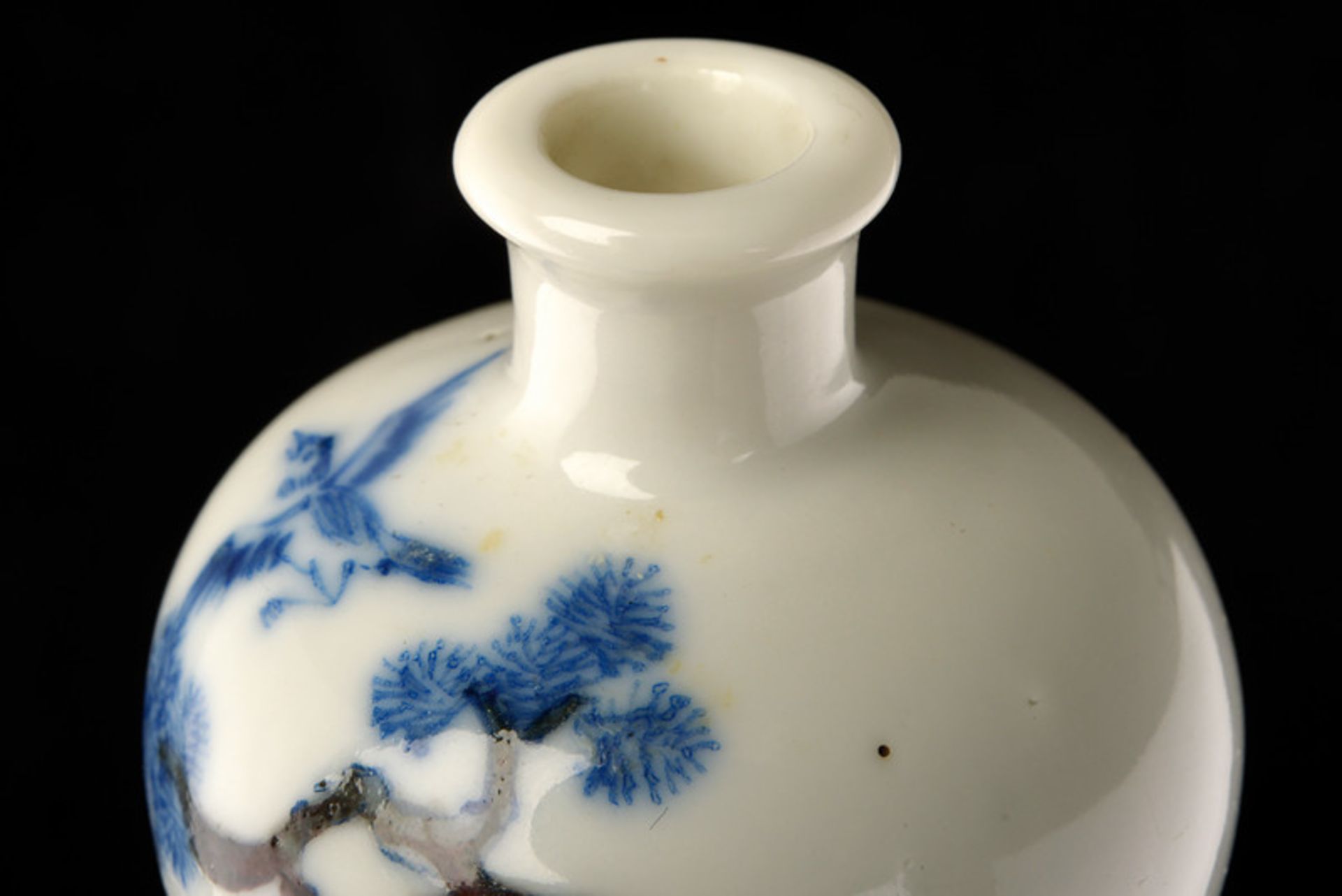 A fine Meping shaped porcelain snuff bottle dating: 19th Century provenance: China Finely painted in - Image 2 of 4