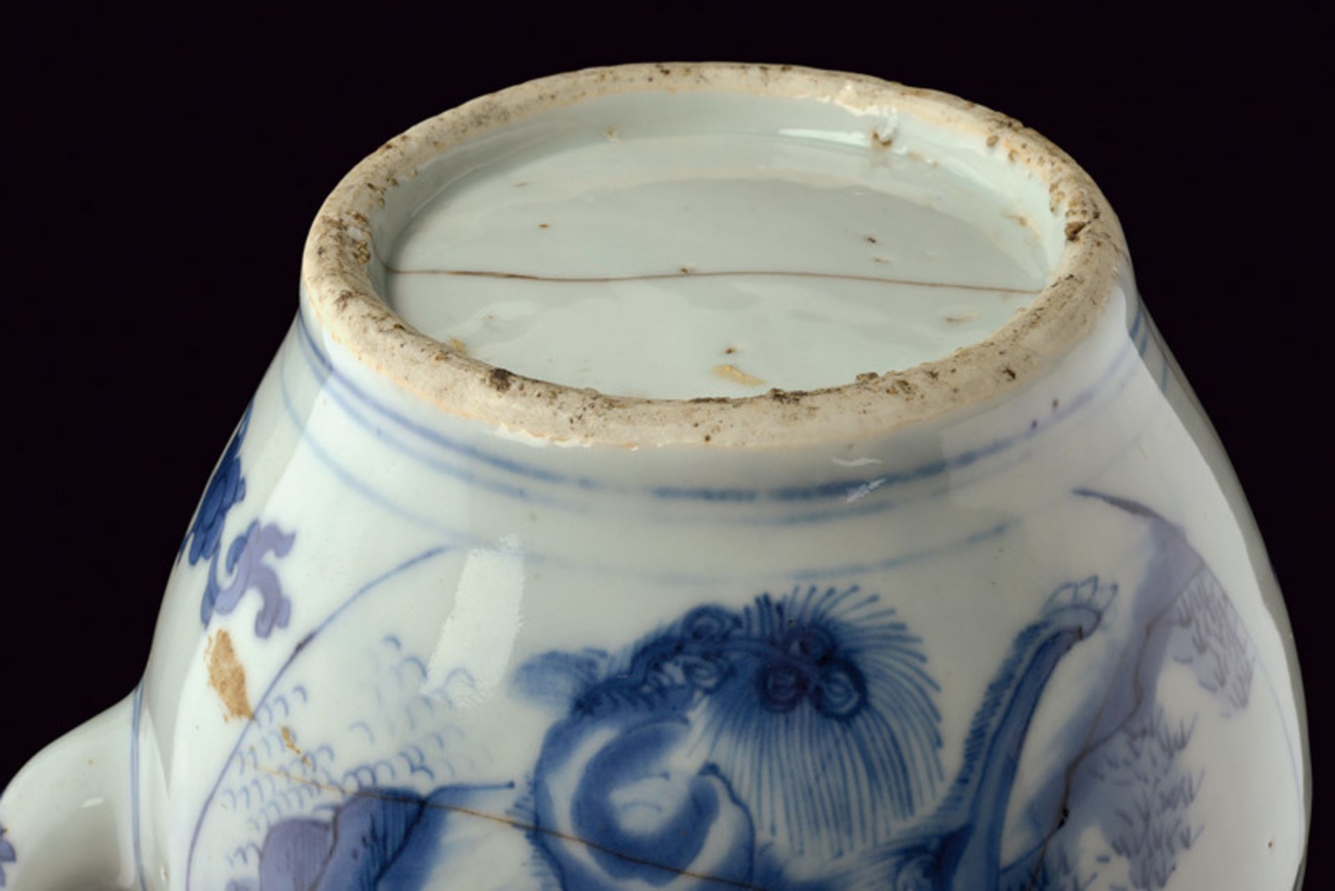 A beautiful and rare blu and white porcelain tea pot dating: 17th Century provenance: China Zigzag - Image 2 of 6