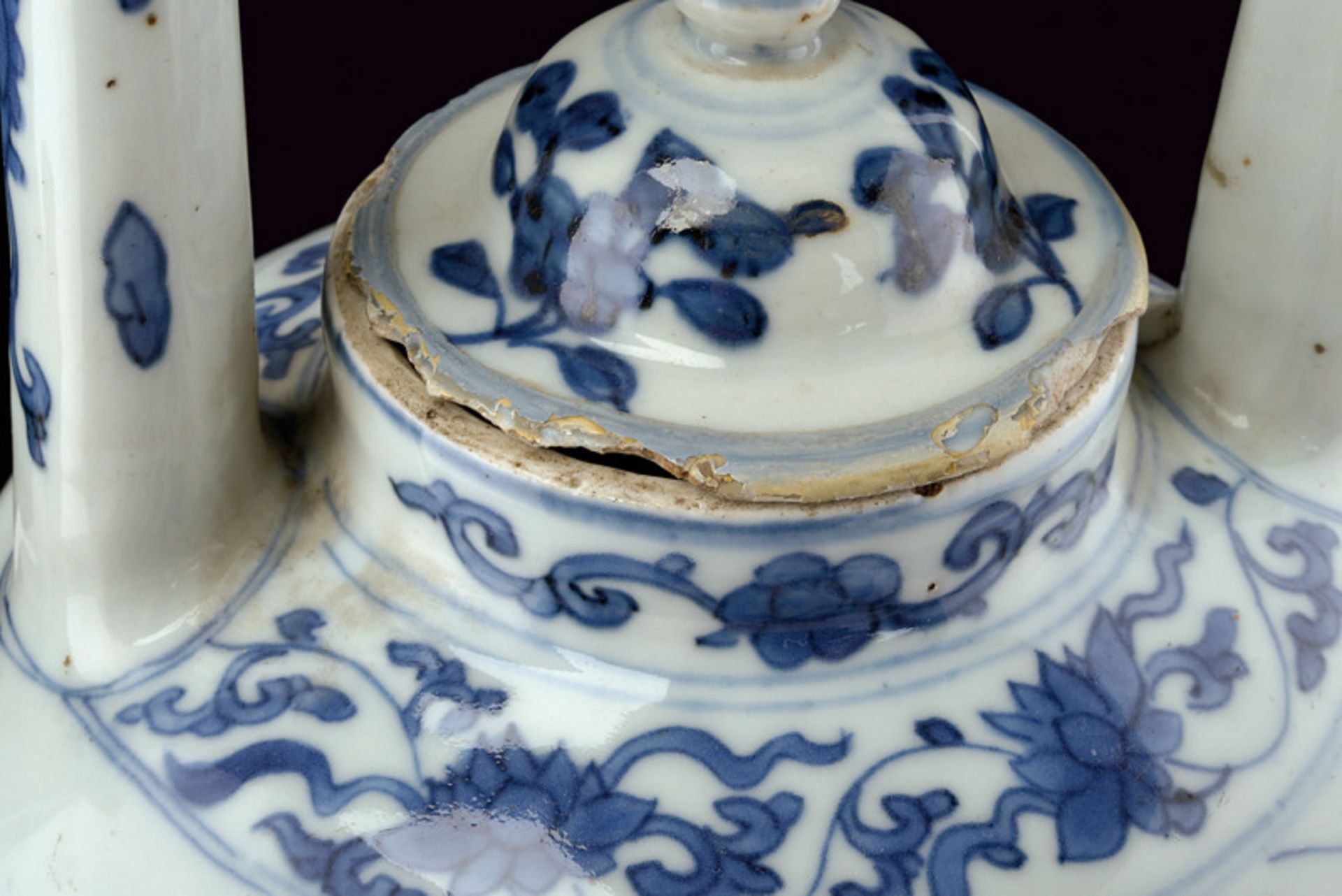 A beautiful and rare blu and white porcelain tea pot dating: 17th Century provenance: China Zigzag - Image 6 of 6