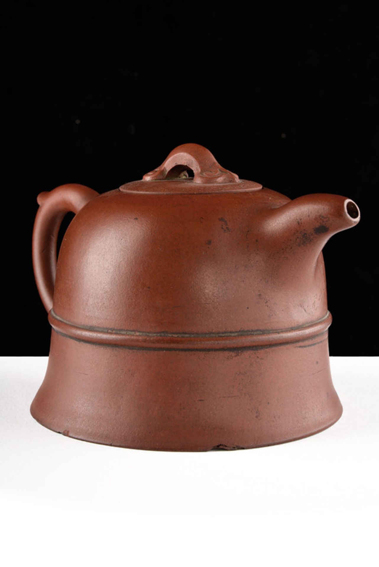 A fine Yixing tea pot dating: 19th Century provenance: China Elegant, bell shape; a relieved band - Image 2 of 4