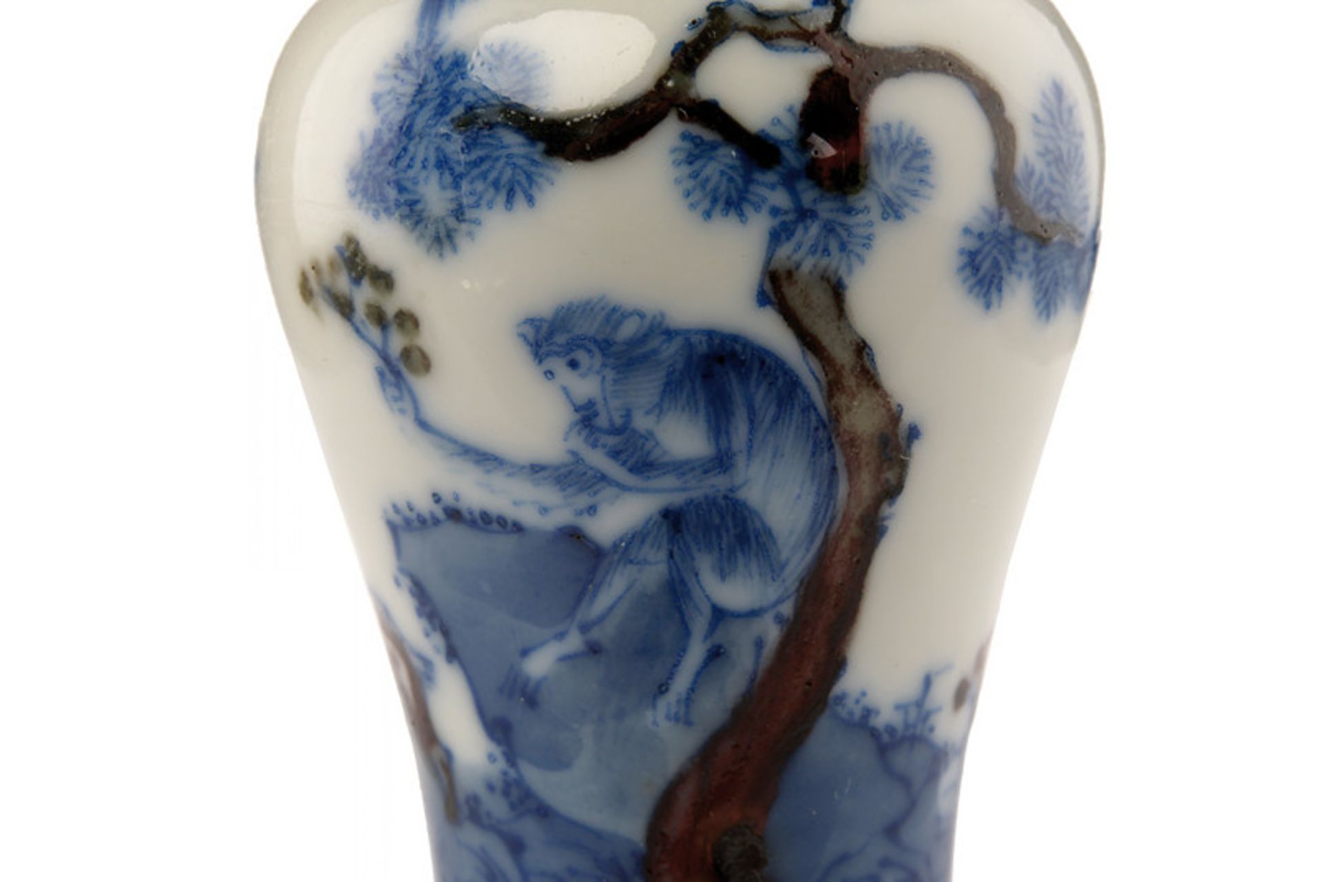 A fine Meping shaped porcelain snuff bottle dating: 19th Century provenance: China Finely painted in - Image 4 of 4