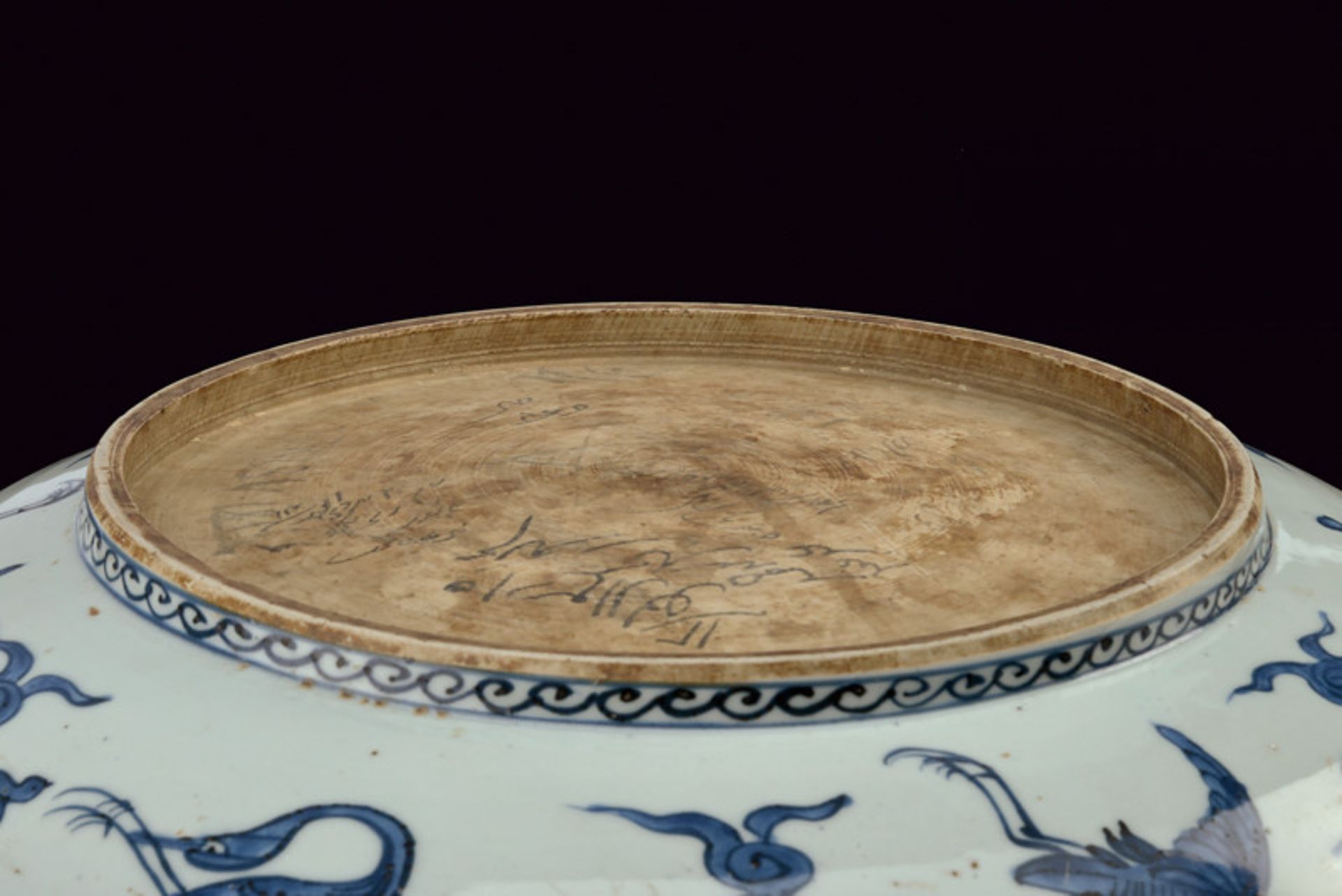 Important, large and rare blu and white porcelain plate dating: Jiajing (1522-1566) provenance: - Image 4 of 7