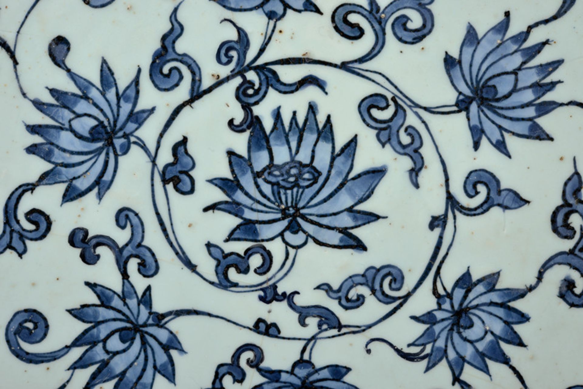Important, large and rare blu and white porcelain plate dating: Jiajing (1522-1566) provenance: - Image 2 of 7