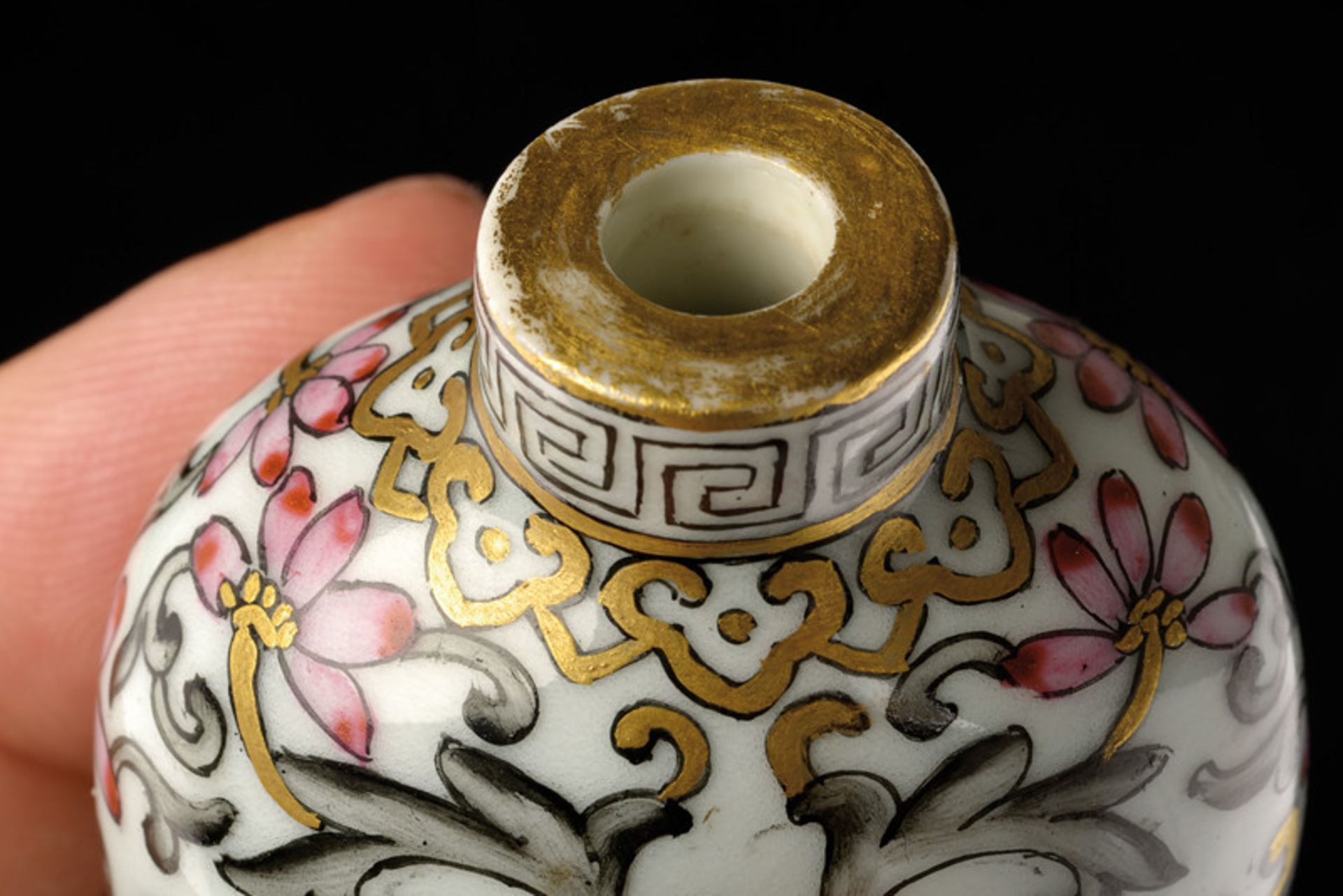 An elegant famille rose and encre de Chine porcelain snuff bottle dating: Republic (1912-1949) - Image 2 of 3