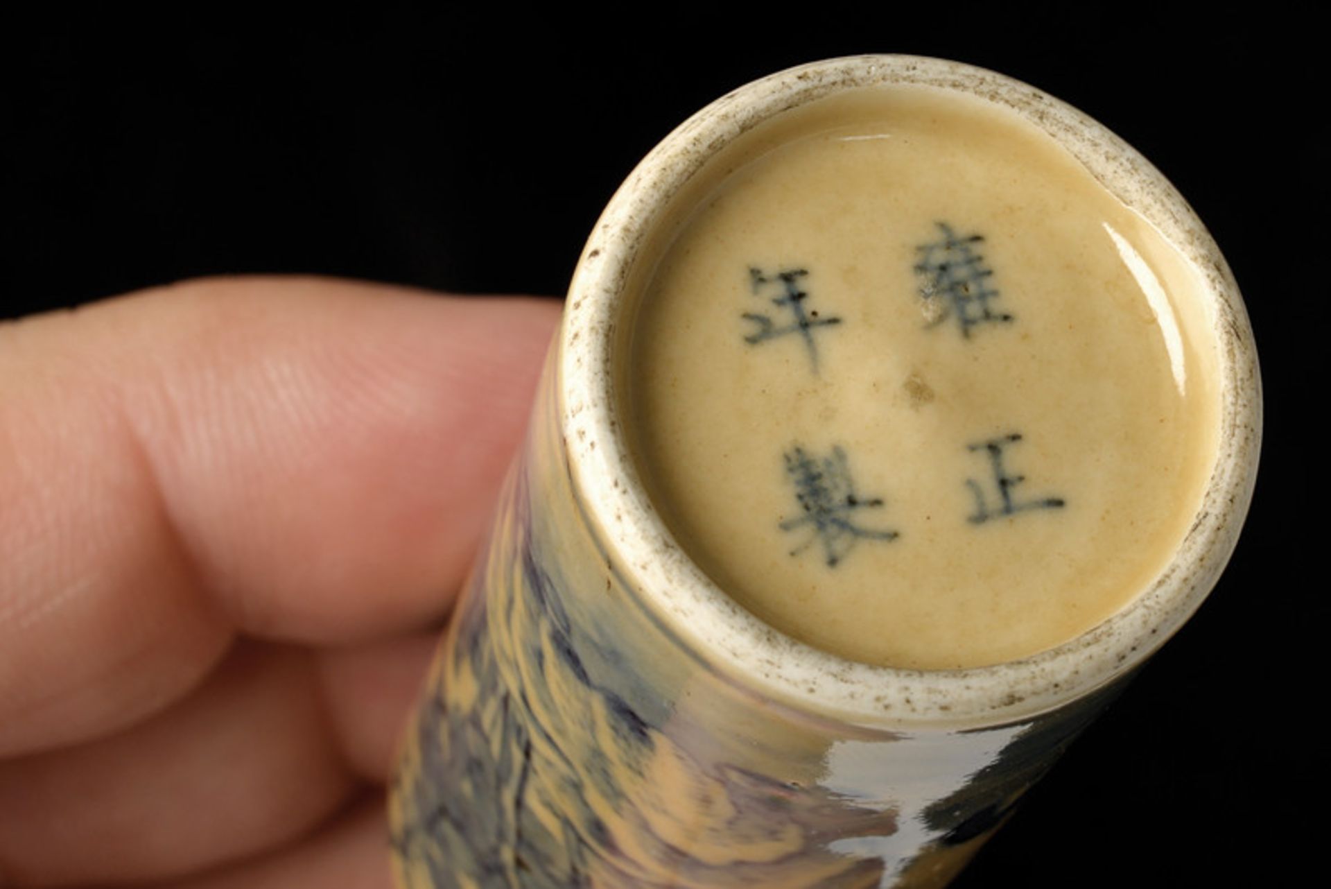 A nice porcelain snuff bottle with blu decoration Yongzheng marked dating: 19th Century - Image 3 of 3