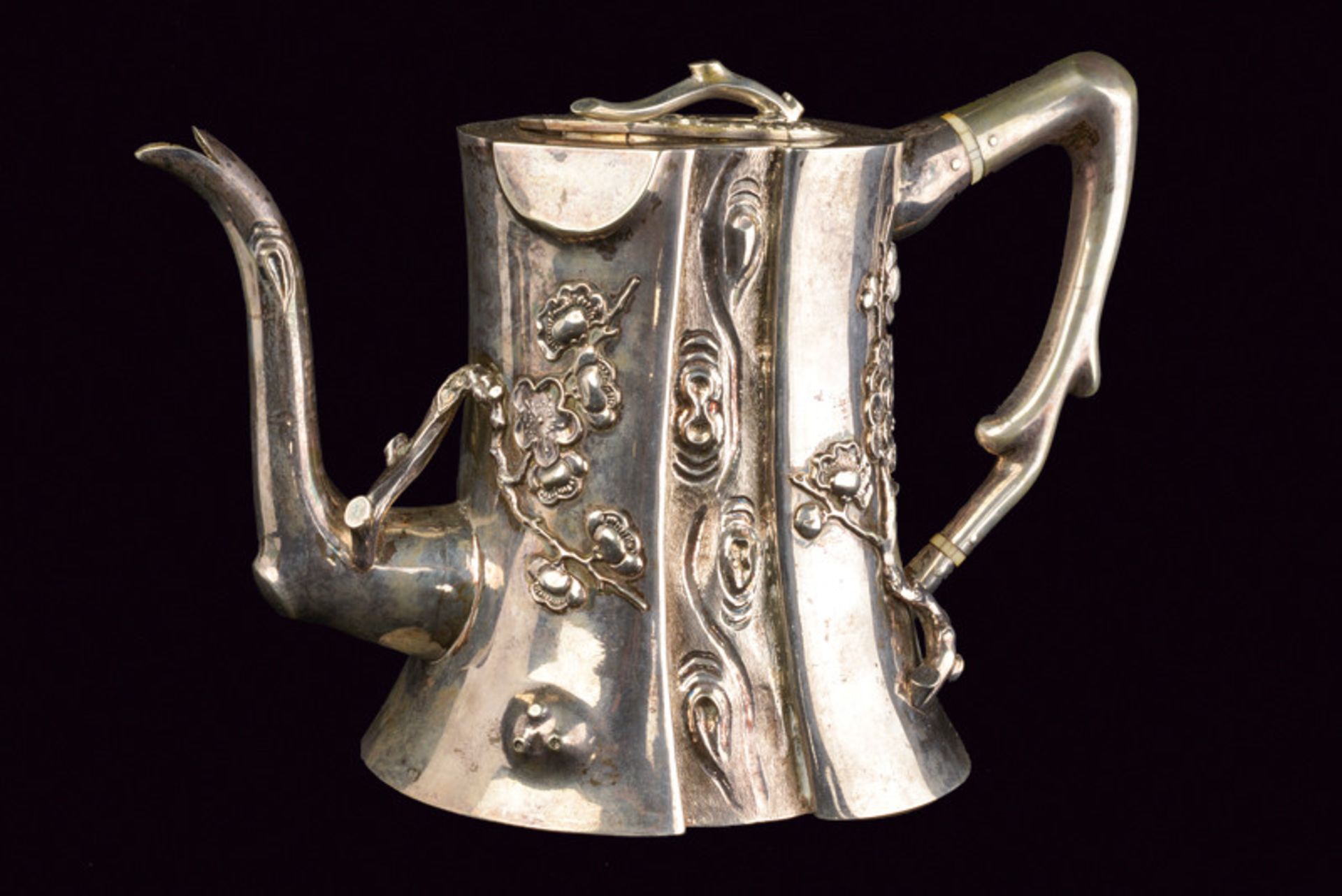 A beautiful and rare silver tea pot for export Luen Wo marked dating: circa 1900 provenance: China - Image 3 of 6