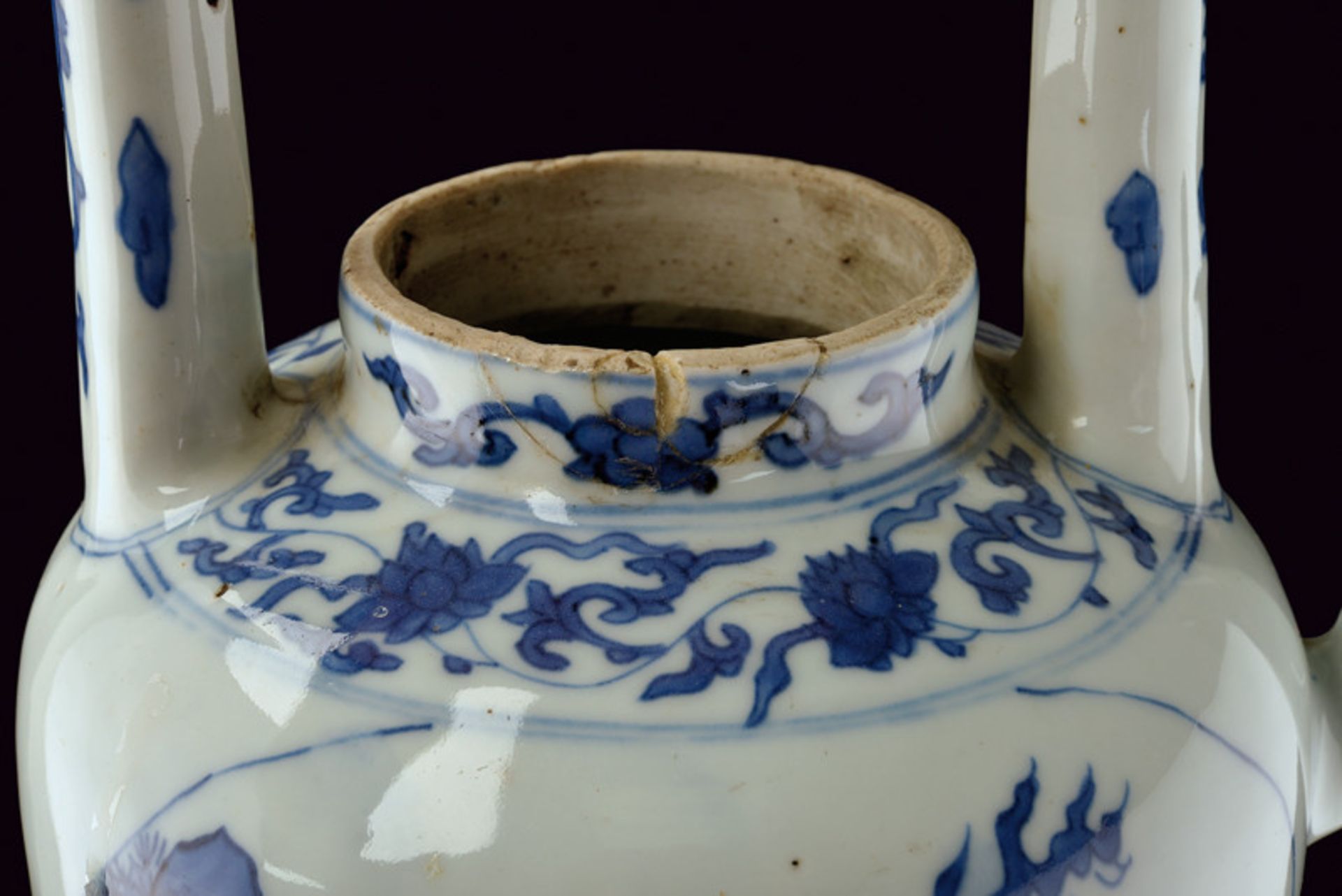 A beautiful and rare blu and white porcelain tea pot dating: 17th Century provenance: China Zigzag - Image 4 of 6