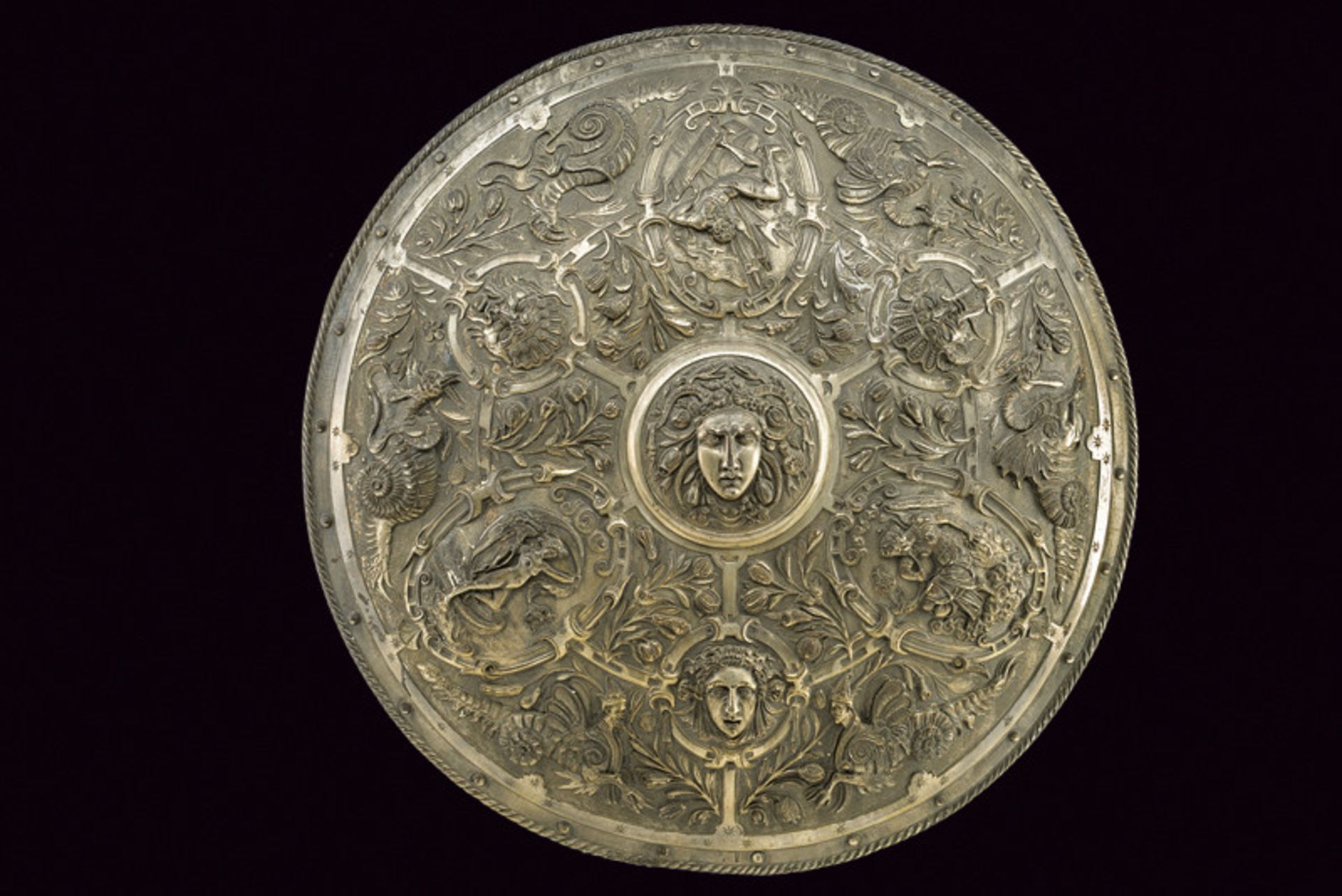 A fine decorative shield, dating: last quarter of the 19th Century, provenance: Europe, dating: last - Image 5 of 5