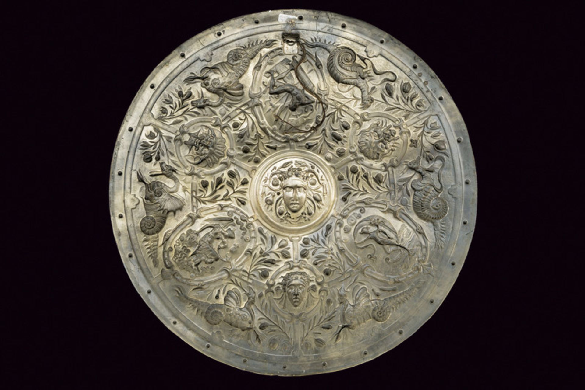 A fine decorative shield, dating: last quarter of the 19th Century, provenance: Europe, dating: last - Image 2 of 5