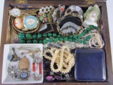 Vintage and later Scottish hardstone and agate brooches, micro-mosaic and other brooches,