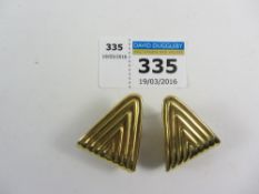 Pair triangular earrings assay mark for Arezzo stamped 750 approx 8.