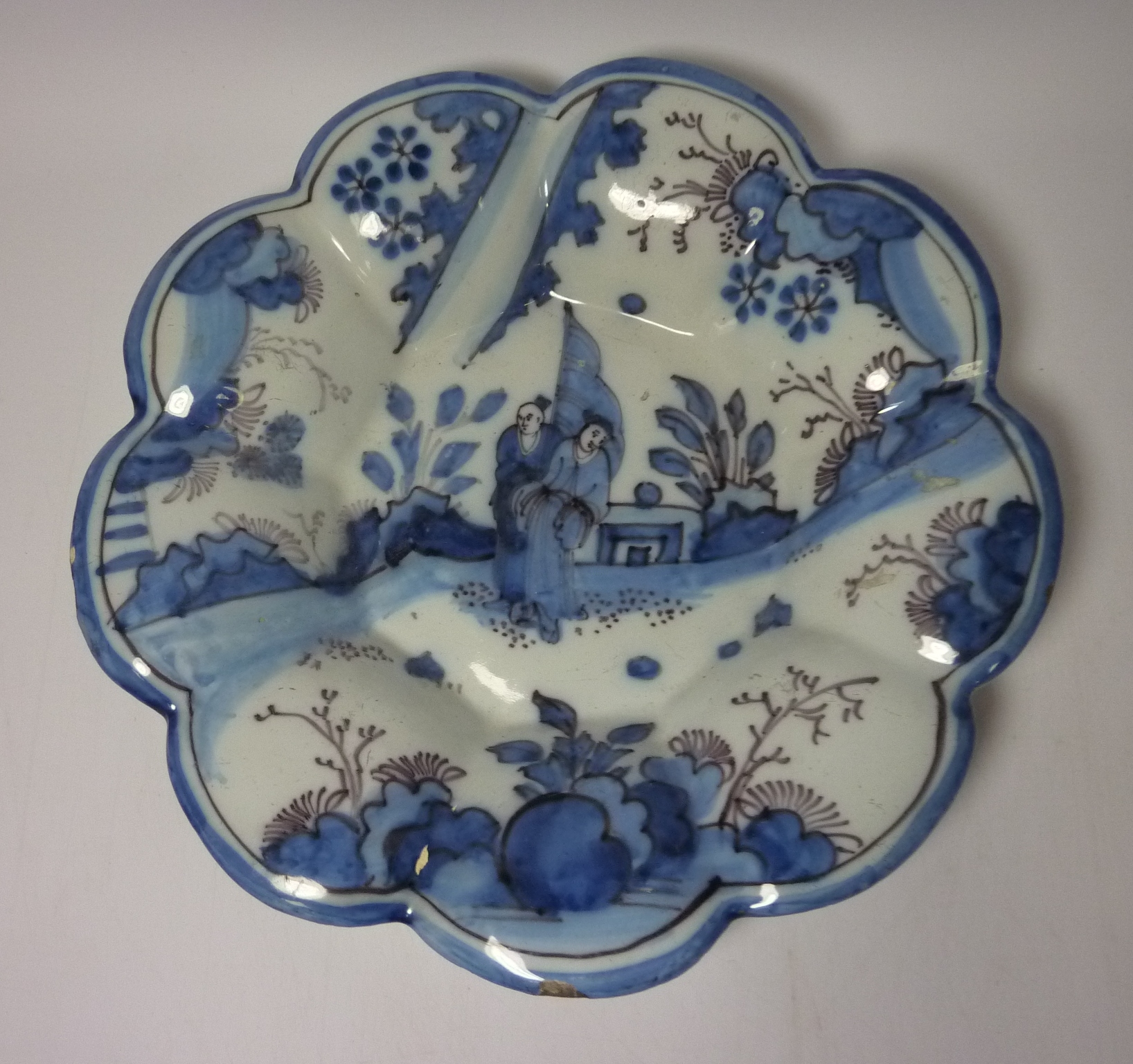 Late 18th/early 19th century tin glazed dish with scalloped border and Chinese style decoration