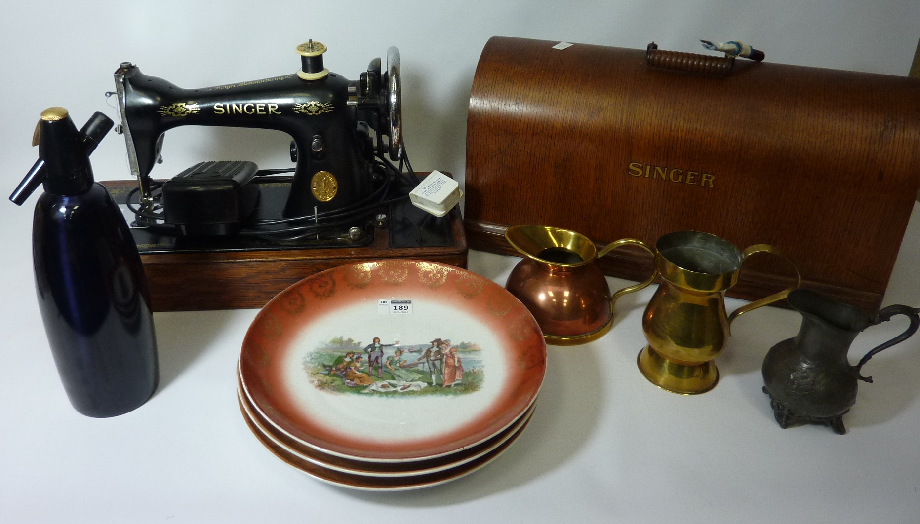 Vintage Singer sewing machine, three Edwardian decorative wall plates,