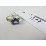Tanzanite set ring with three diamonds to each shoulder stamped 18k Condition Report