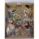 Collection of vintage and later ear-rings and butterfly brooches in one box Condition