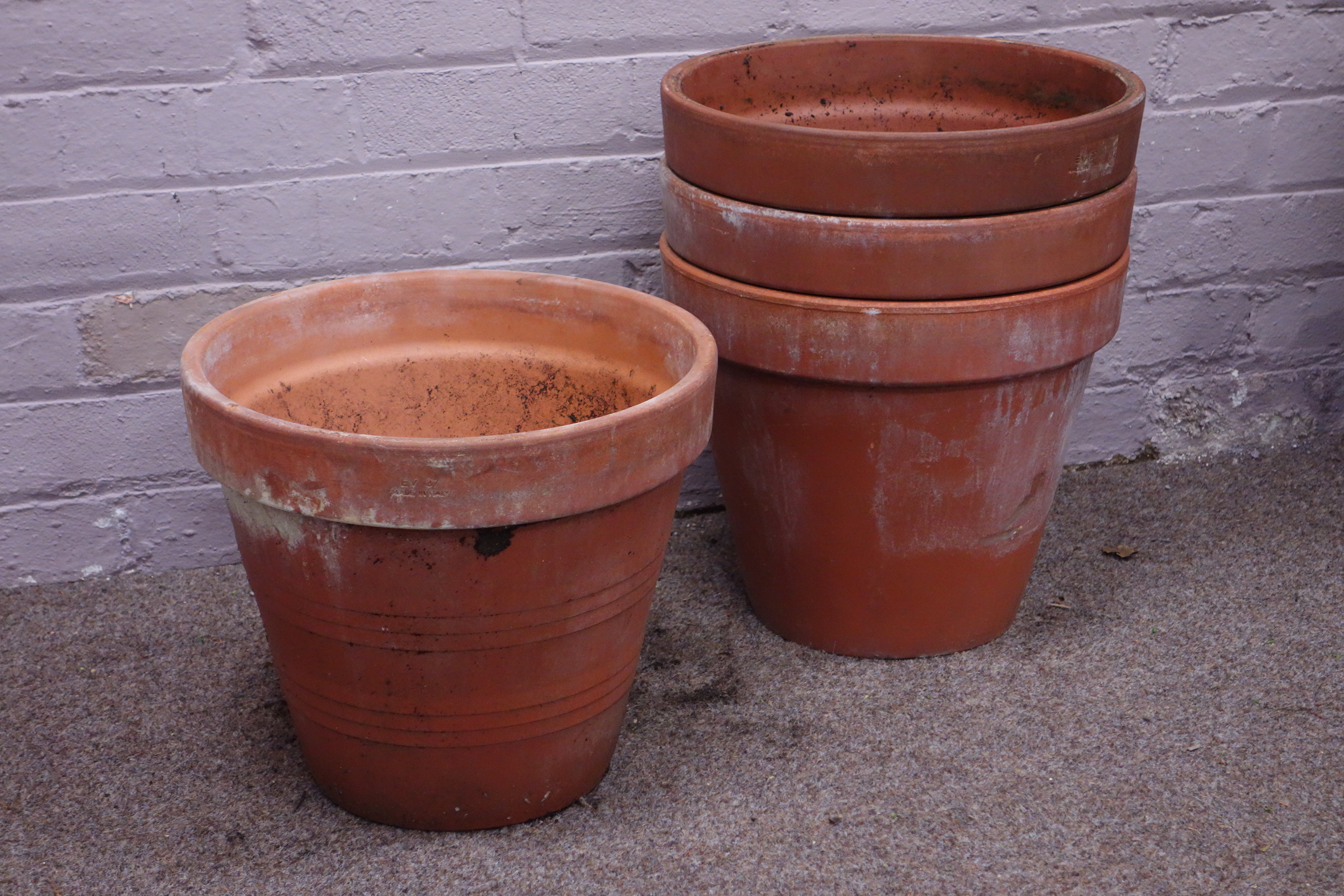 Four terracotta plant pots Condition Report <a href='//www.davidduggleby.