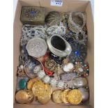 Victorian and later costume jewellery in one box Condition Report <a