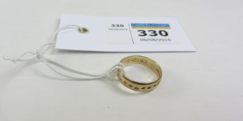 Gold wedding band with bright cut decoration hallmarked 9ct, approx 2.