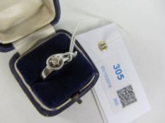 Single stone diamond white gold ring stamped 750 Condition Report <a