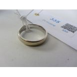 White gold band hallmarked 18ct Condition Report <a href='//www.davidduggleby.