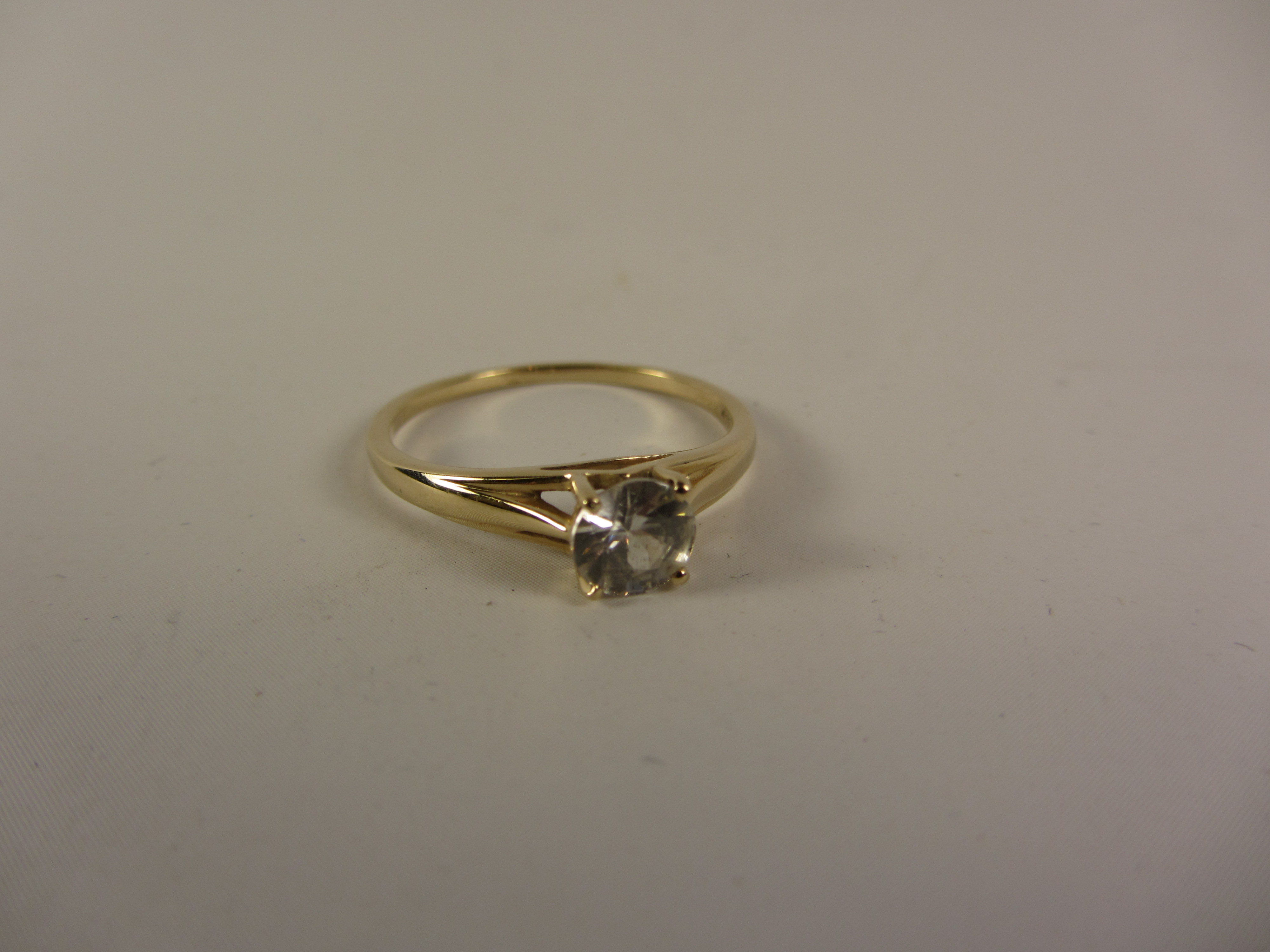 9ct gold ring set with a zircon hallmarked Condition Report <a href='//www.