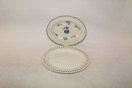 Caughley late 18th Century oval dish with shaped border in the Carnation pattern and a 18th/19th