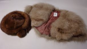 Clothing & Accessories - Fur stole and fur hat Condition Report <a href='//www.