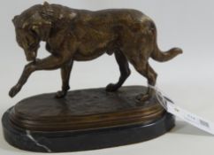 Cast metal hunting dog on marble plinth, W23cm Condition Report <a href='//www.