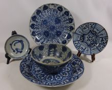 Chinese blue and white Kangxi period Aster pattern dish. D. 27cms, a 19th century Chinese dish. D.