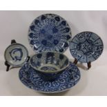 Chinese blue and white Kangxi period Aster pattern dish. D. 27cms, a 19th century Chinese dish. D.