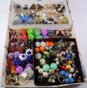 Collection of vintage ear-rings Condition Report <a href='//www.davidduggleby.