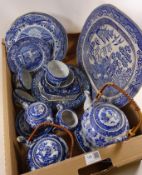 Blue and white ceramics including Spode 'Italian Gardens' plates and oriental teaware in one box