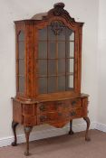 Late 20th century Dutch figured walnut Vitrine, enclosed by single astragal glazed door,