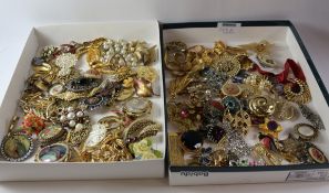 Vintage and later costume brooches in two boxes Condition Report <a href='//www.