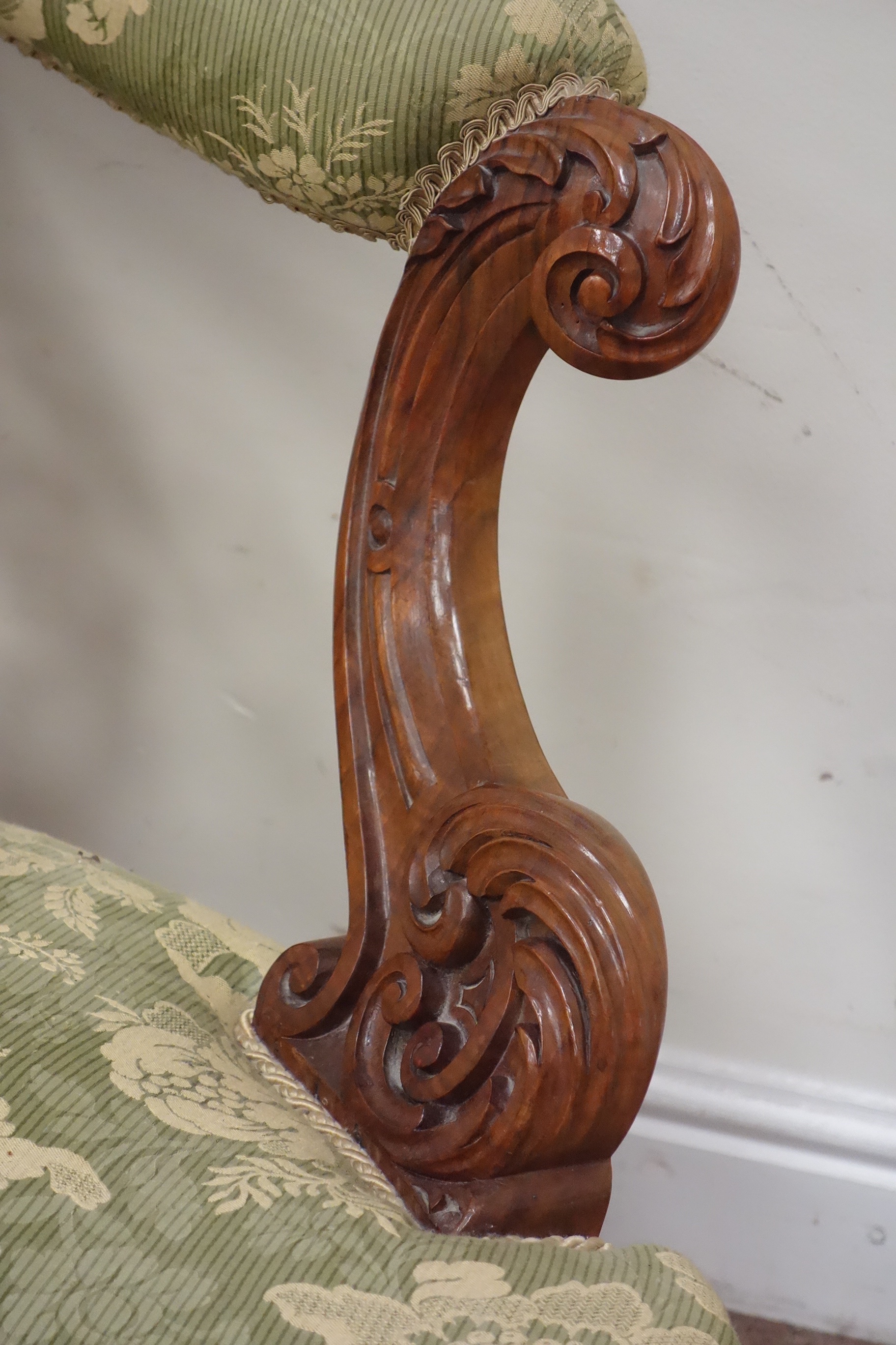 Victorian walnut framed kidney shaped settee, fret work and carved back supports, - Image 4 of 4