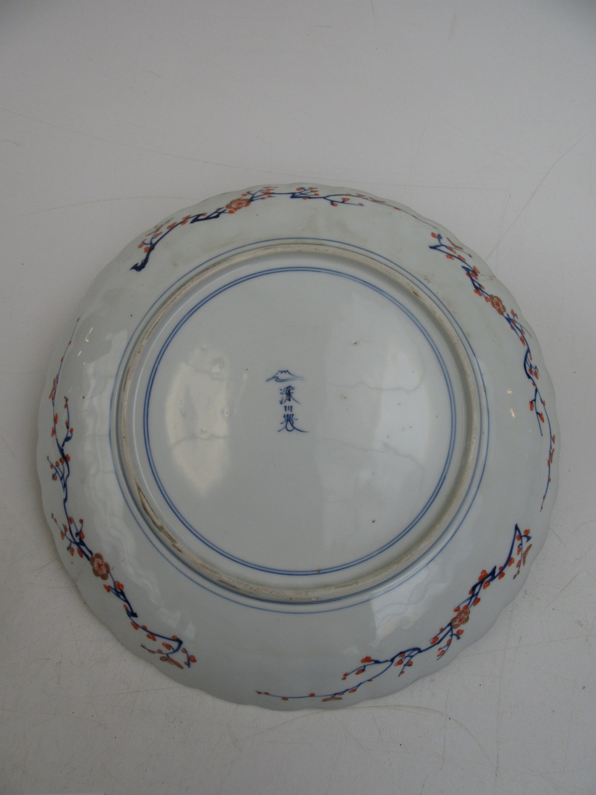 A Japanese Fukagawa dish, decorated with cranes in flight and bands of cloud, - Image 3 of 5