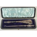 An Edwardian silver mounted shoe horn and matching button hook, Birmingham 1907. Fitted case.