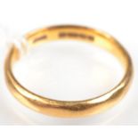 A 22ct. yellow gold band, 3.6g.