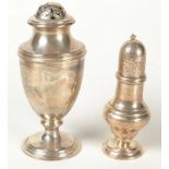 A pepper pot in 18th century style and a sugar dredger by Comyns, 5.5oz.