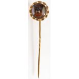 An Essex Crystal gold pin with the head of a bulldog, diameter of "crystal" 1cm.