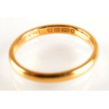 A 22ct. gold ring, 2.6g.