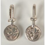 A pair of Edwardian silver napkin clips.