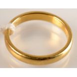 An 18 ct. gold band 3.2 g.