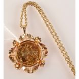 A Victorian old head 1900 sovereign in ornate gold pendant mount with gold chain 19 g.