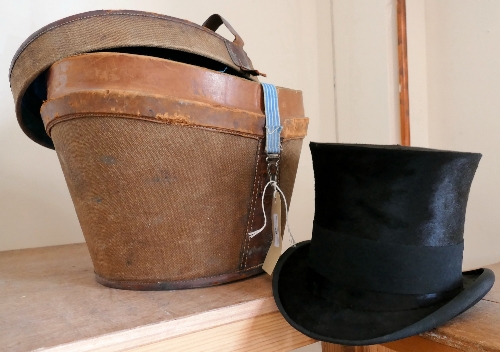 A top-hat in leather and canvas hat box